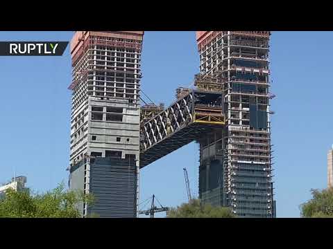 شاهد دبي تستكمل عملية رفع أطول مبنى أفقي معلق في العالم